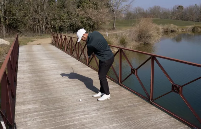 Chipper sur un pont