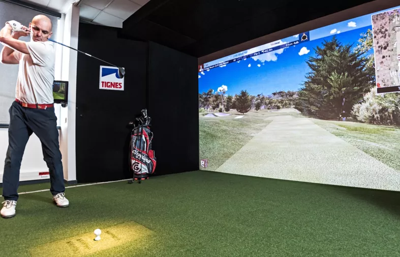 À Tignes, un simulateur de golf au pied des pistes